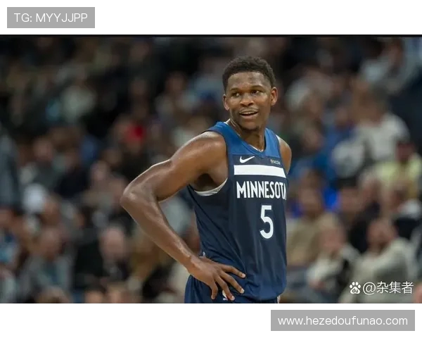 爱德华兹解读制胜抢断预判三分意图成就关键胜利瞬间篮球赛场末节